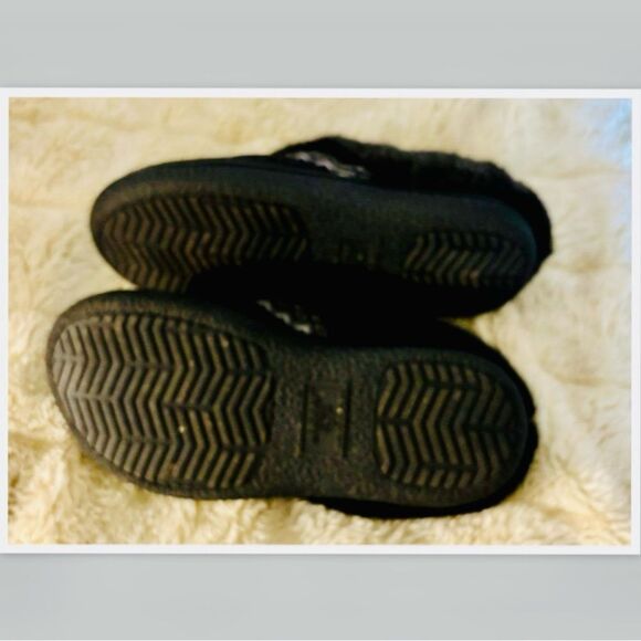 Isotoner Black Women’s Slippers - Picture 2 of 3